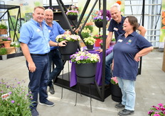 Op de stand van Hem Genetics ontbrak het aan een goede sfeer zeker niet.Links Joe Messer en Marco Laan, rechts Carola Mantel en René Knijn.